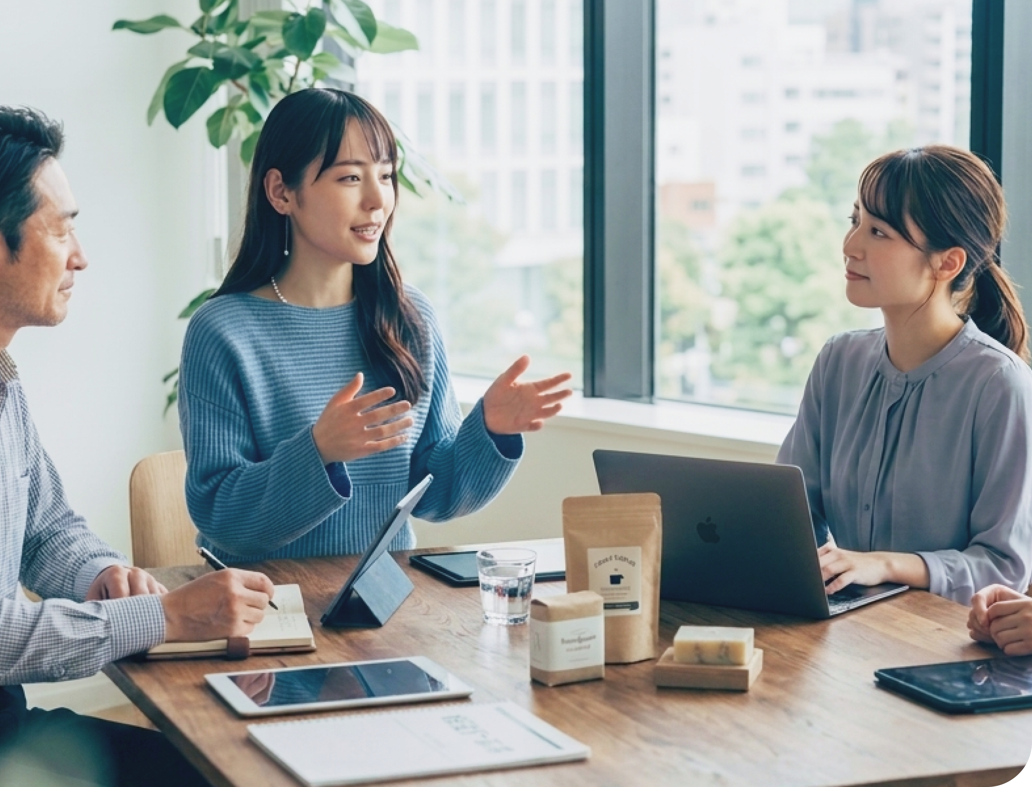 女性社員がプレゼンテーションをしている様子